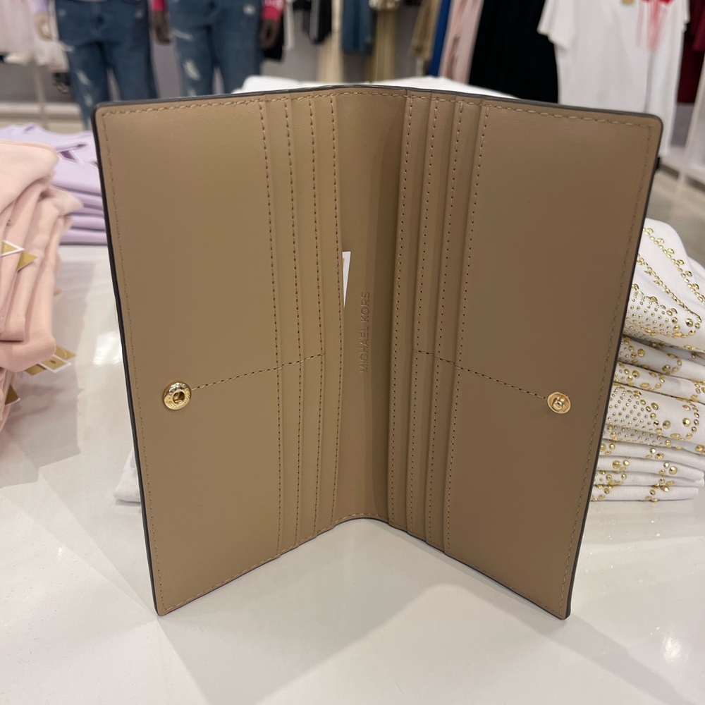 MICHAEL KORS Carson Lg Metallic Logo Debossed Snap Bifold Wallet
Pale Gold
NWT - Picture 8 of 16